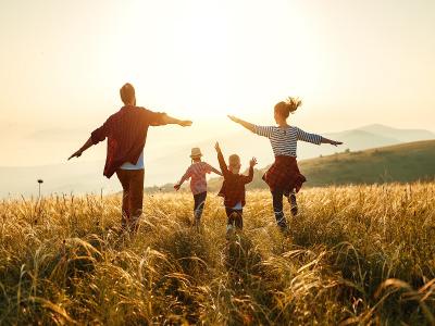 家事事件之審理是否公開？小孩上課無法出庭時，法律作何規定？又為保障未成年子女表達意思之權利，作何規定？